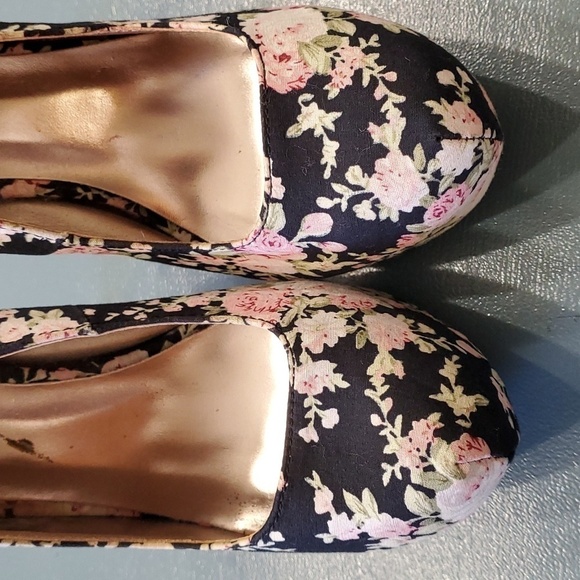 5" FLOWER STELLETO HEALS.  Pink floral print on black fabric. Charlotte Ross. 5. - Picture 2 of 12